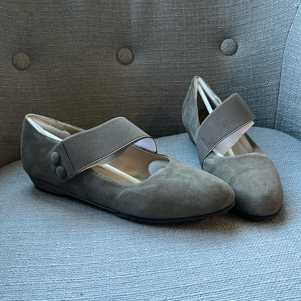 NWOT Vaneli flats elastic strap size 8.5